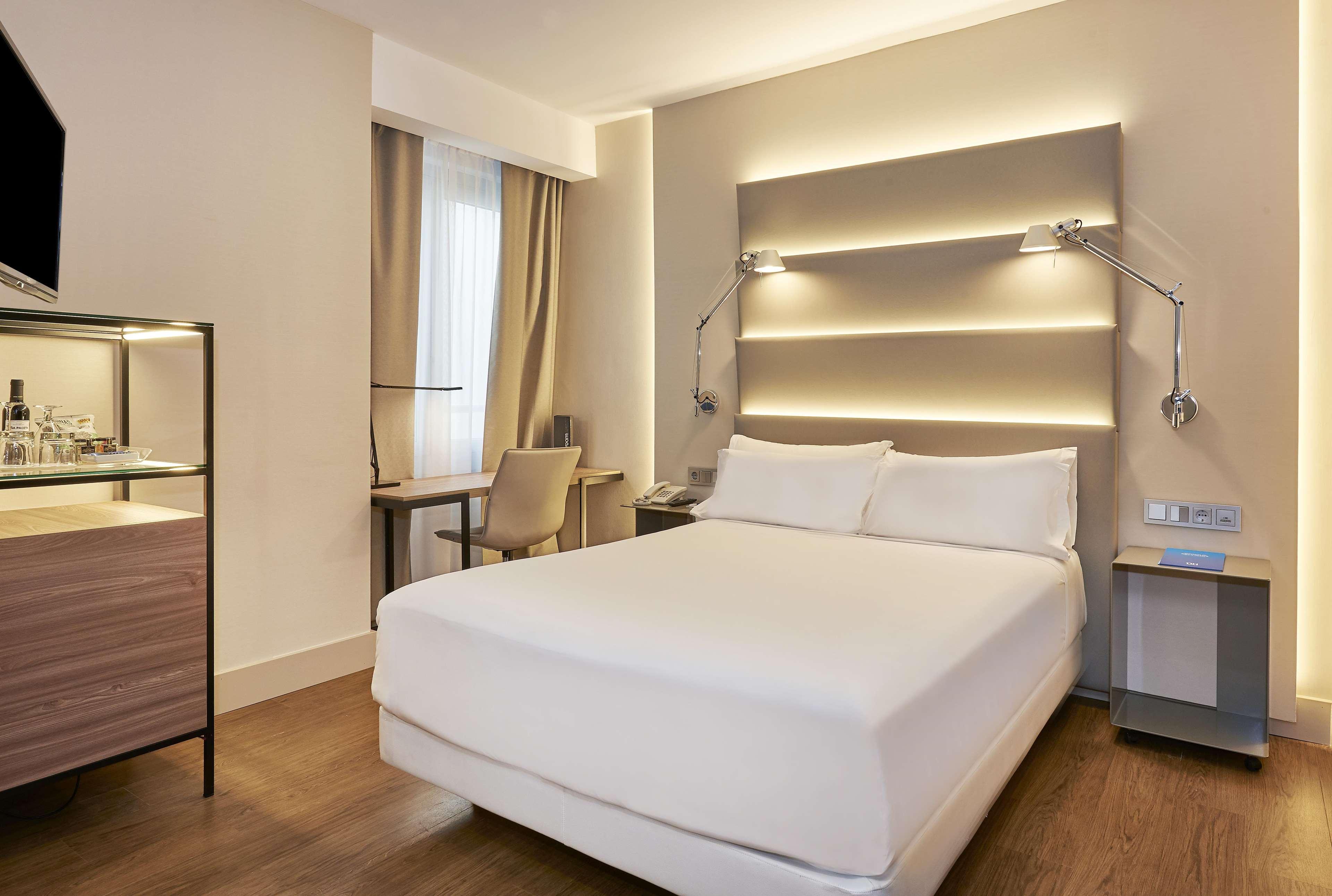 Nh Sants Barcelona Hotel Екстериор снимка